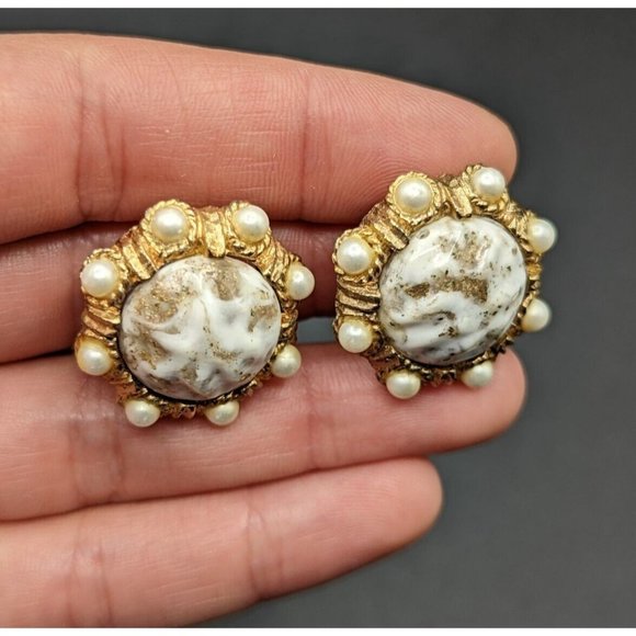 Vintage KRAMER Textured Marbled White Gold Faux Pearl Cluster Clip On Earrings - Picture 5 of 9